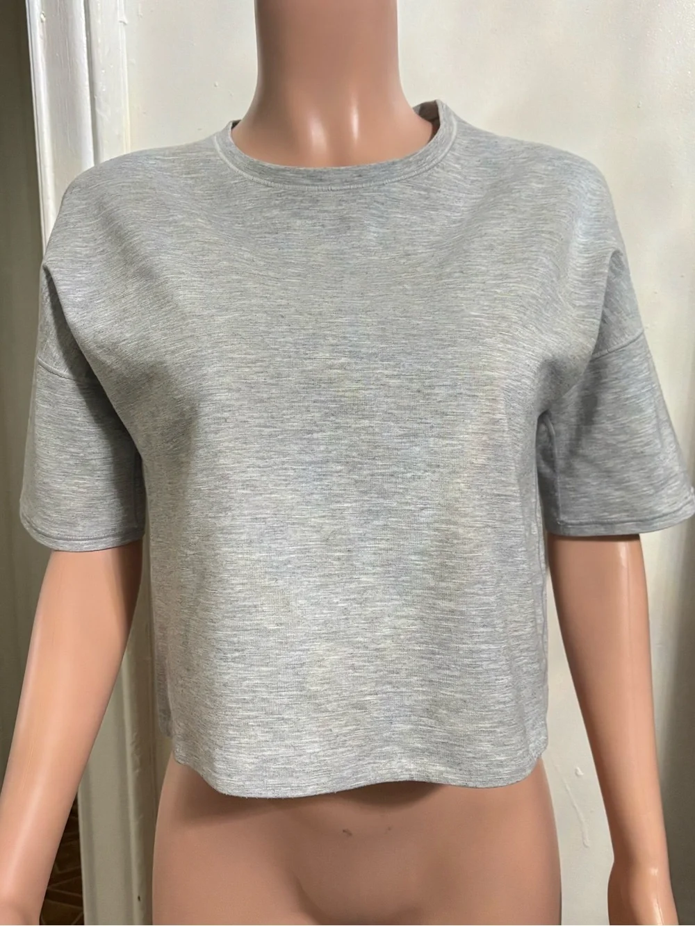 LULULEMON ATHLETICA Women’s Light Gray Cropped Tee with Back Slit